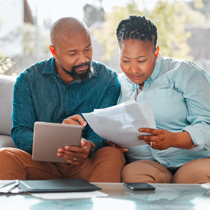 Couple browse information on reproductive care 